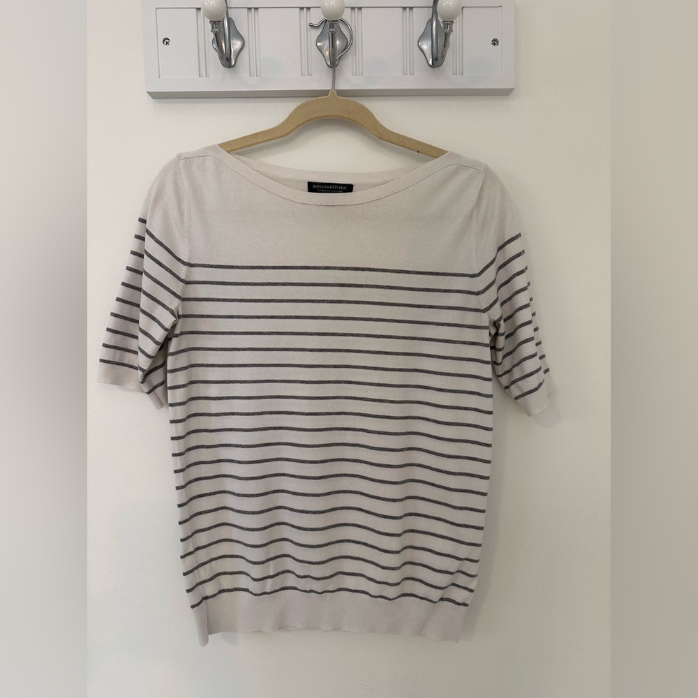 Banana Republic Short Sleeve Lightweight Sweater - Size M - Good Condition